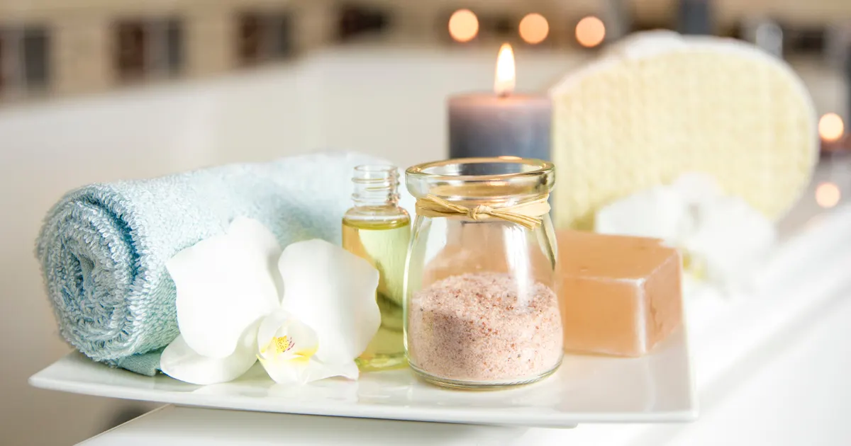 Hemmagjort badsalt med epsomsalt och eteriska oljor i ett spa-badrum